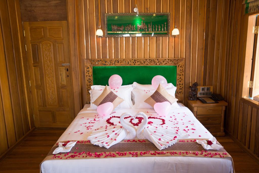 Mandalay Karaweik Mobile Hotel Room photo